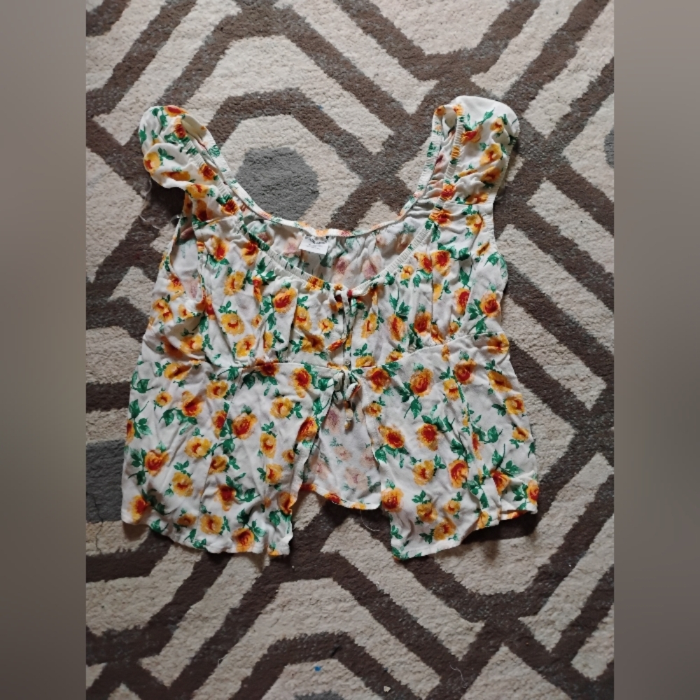 White Top With Yellow Flowers Size XL 🌼 Floral Top
